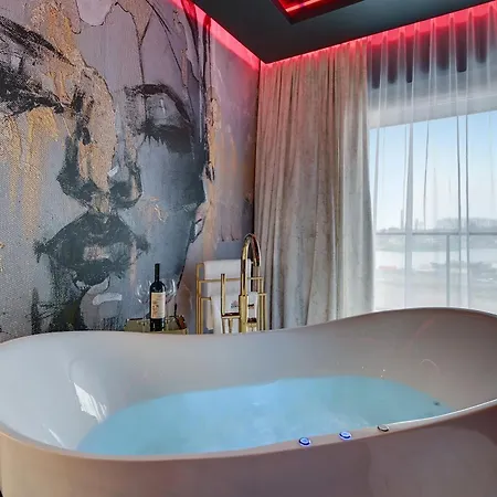 Hollywood Jacuzzi By Downtown Gdańsk