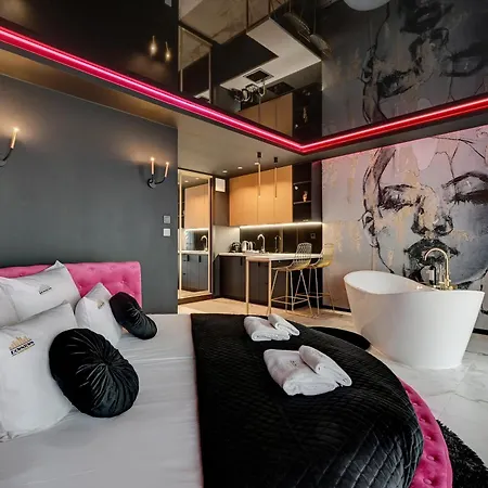 Hollywood Jacuzzi By Downtown